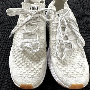 Nobull white Runners size 9.5 women 8 men with extra set of gray laces